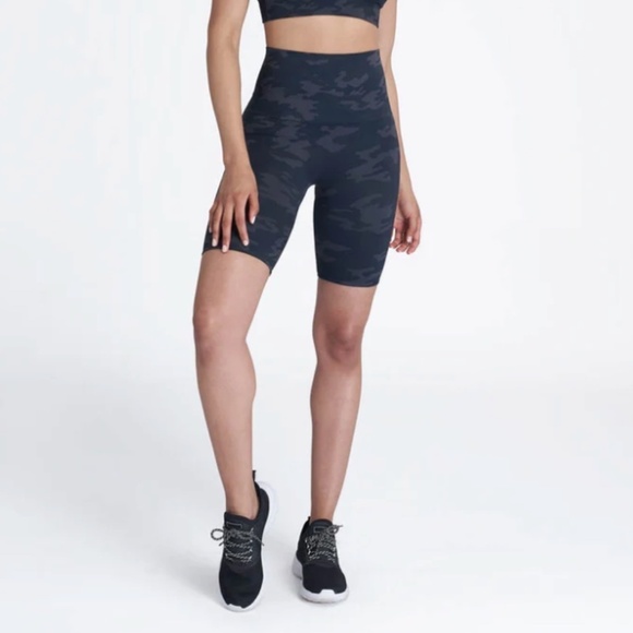 Spanx Look At Me Now Bike Short Black Camo Medium LIKE NEW! - Picture 2 of 9